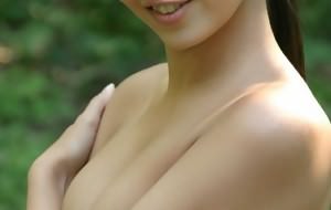 Eva Angel desnuda en el bosque