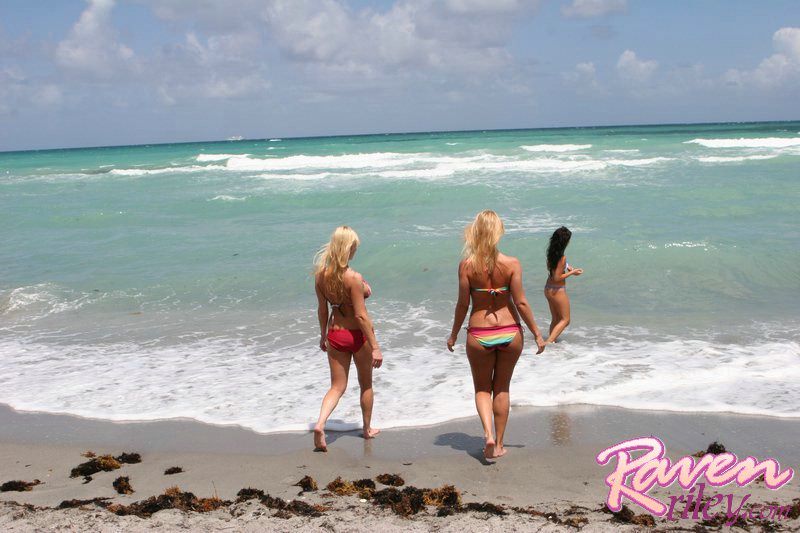 Raven Riley en la playa con sus amigas.